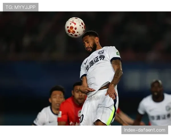 武汉三镇单场失五球防线崩盘 阿德里亚诺染红暴露纪律问题 武汉三镇单场失五球防线崩盘 阿德里亚诺染红暴露纪律问题